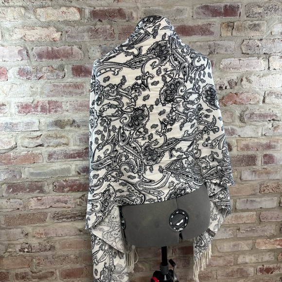 Black cream wide scarf - Picture 4 of 5